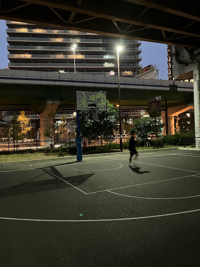 みなとのもり公園バスケコート、夜間の様子です。